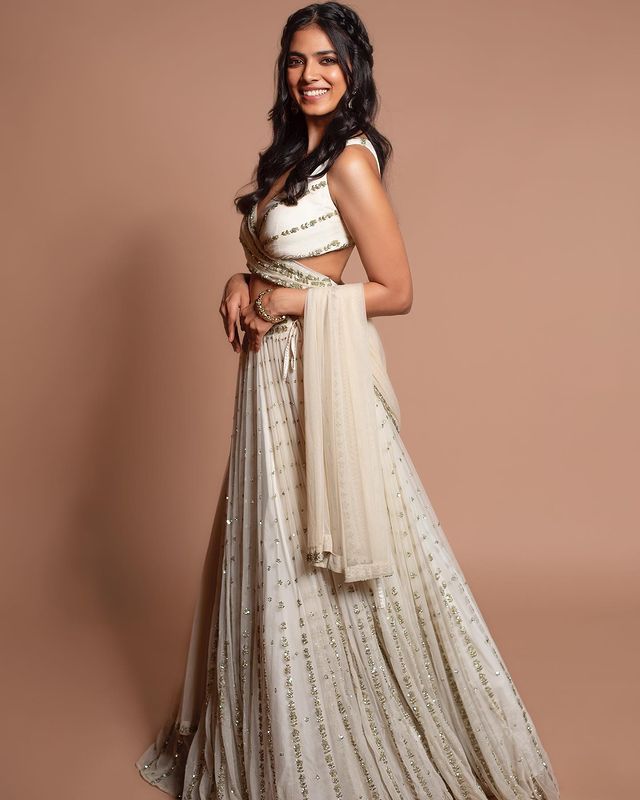 Elegant Off White Georgette Lehenga Choli with Sequined Border Dupatta