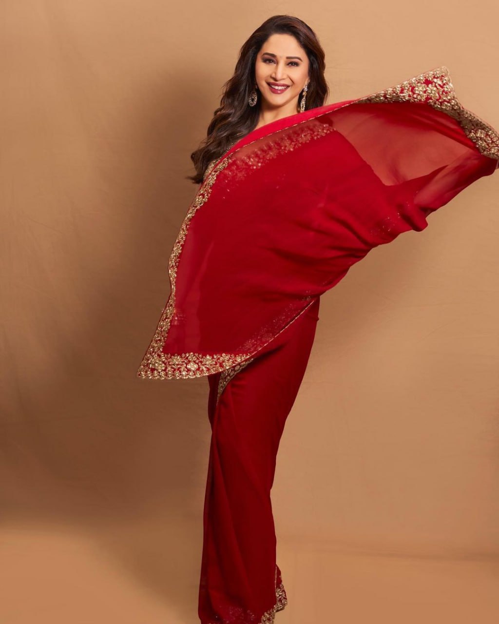 Bollywood Actress Madhuri Dixit Wear Red Saree